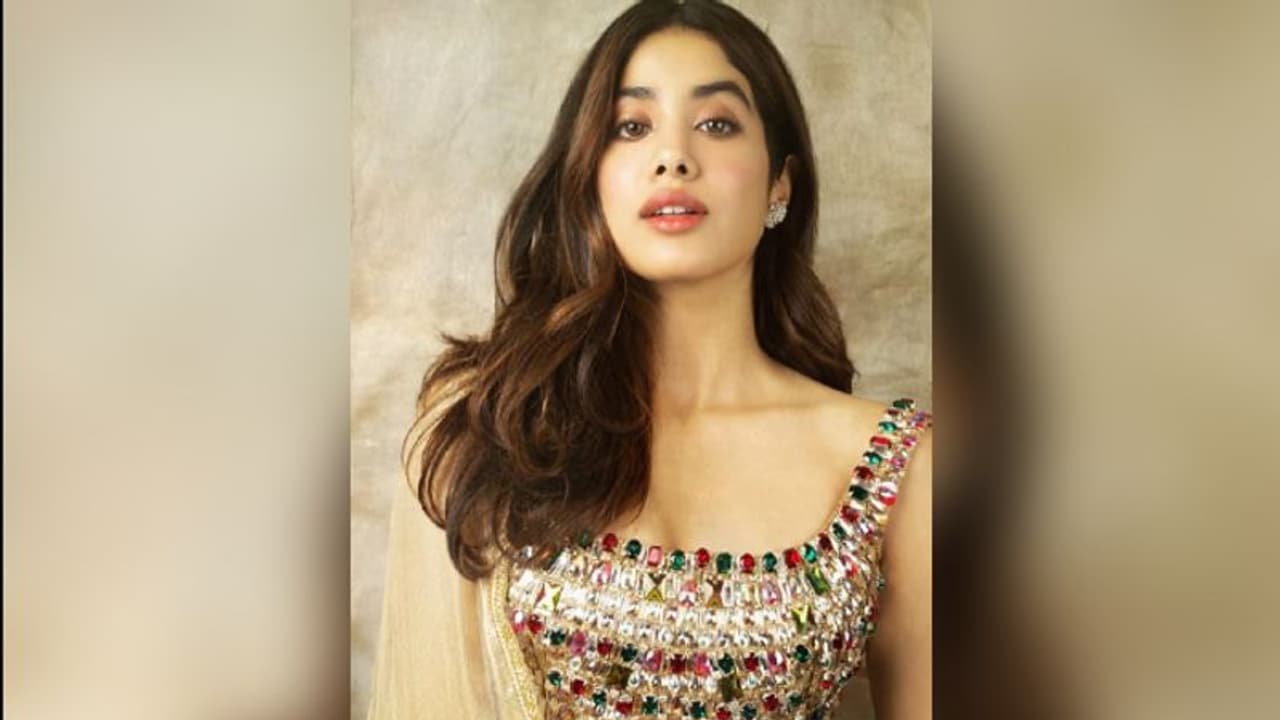 গাড়ি থামিয়ে পথ শিশুকে খাবার তুলে দিলেন মানবিক জাহ্নবী, ভাইরাল ভিডিও গাড়ি থামিয়ে পথ শিশুকে খাবার তুলে দিলেন মানবিক জাহ্নবী, ভাইরাল ভিডিও