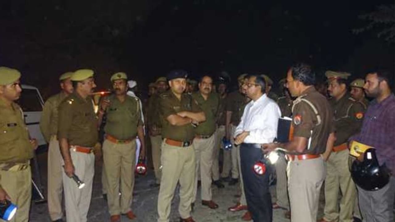 ट्रक ने पहले बाइक को मारी टक्कर फिर स्पीड बढ़ा वैन को उड़ाया, 9 लोगों की मौत ट्रक ने पहले बाइक को मारी टक्कर फिर स्पीड बढ़ा वैन को उड़ाया, 9 लोगों की मौत