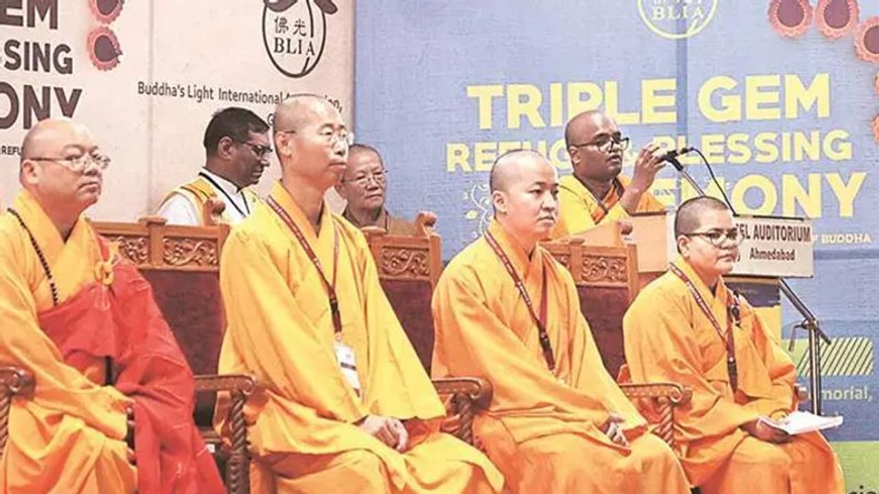 सवर्णों के उत्पीड़न से परेशान हो 1500 दलितों ने अपनाया बौद्ध धर्म, कहा अब मिलेगी बराबरी सवर्णों के उत्पीड़न से परेशान हो 1500 दलितों ने अपनाया बौद्ध धर्म, कहा अब मिलेगी बराबरी