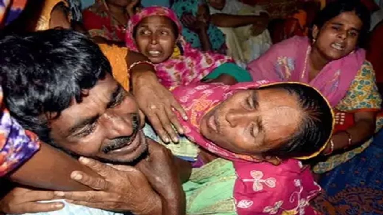 मजदूरों की हत्या के बाद दहशत में जी रहे बंगाली, पति के सकुशल घर लौटने के आस में बैठी पत्नी मजदूरों की हत्या के बाद दहशत में जी रहे बंगाली, पति के सकुशल घर लौटने के आस में बैठी पत्नी