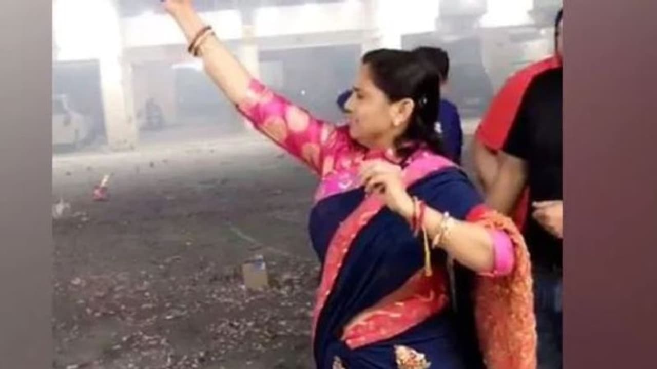 വെടിയുതിര്ത്ത് ദീപാവലി ആഘോഷിച്ച് ബിസിനസുകാരനും കുടുംബവും; അന്വേഷണം വെടിയുതിര്ത്ത് ദീപാവലി ആഘോഷിച്ച് ബിസിനസുകാരനും കുടുംബവും; അന്വേഷണം