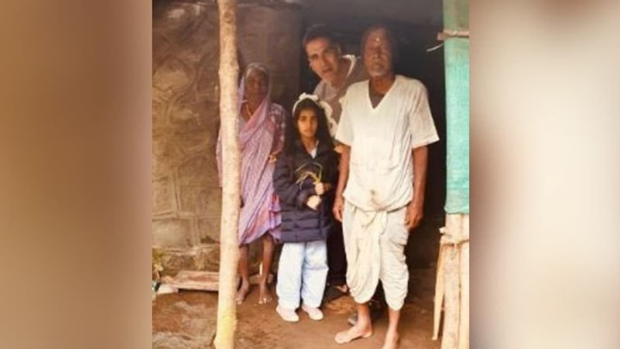 মর্নিংওয়াকের বেরিয়ে অনেক কিছু শিখলেন অক্ষয়, গুড় রুটি খেলেন এক বৃদ্ধ দম্পতির হাতে মর্নিংওয়াকের বেরিয়ে অনেক কিছু শিখলেন অক্ষয়, গুড় রুটি খেলেন এক বৃদ্ধ দম্পতির হাতে