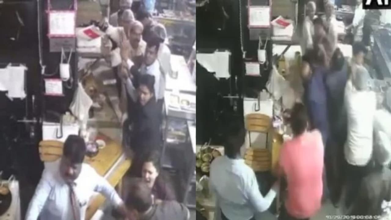 ഭക്ഷണം മോശമാണെന്ന് പരാതിപ്പെട്ടു; ഒടുവിൽ ഹോട്ടൽ അടുക്കളയിൽ നടന്നത് കൂട്ടത്തല്ല് ഭക്ഷണം മോശമാണെന്ന് പരാതിപ്പെട്ടു; ഒടുവിൽ ഹോട്ടൽ അടുക്കളയിൽ നടന്നത് കൂട്ടത്തല്ല്