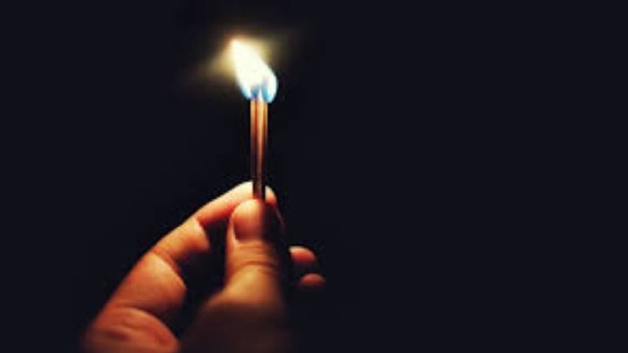 സ്വത്ത് തര്ക്കം; അച്ഛനെയും അമ്മയെയും മണ്ണെണ്ണയൊഴിച്ച് മകന് കത്തിച്ചു സ്വത്ത് തര്ക്കം; അച്ഛനെയും അമ്മയെയും മണ്ണെണ്ണയൊഴിച്ച് മകന് കത്തിച്ചു