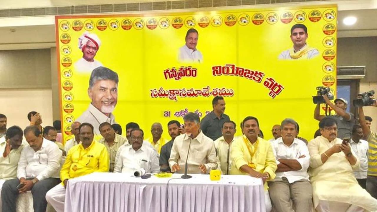రాజశేఖర్ రెడ్డి నీలా అనుకుంటే...: జగన్ పై చంద్రబాబు ధ్వజం