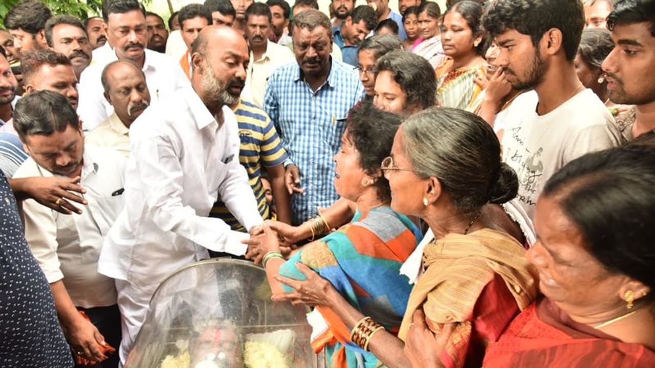 RTC Strike: ప్రభుత్వం దిగివస్తేనే డ్రైవర్ బాబు అంత్యక్రియలు...లేదంటే: ఎంపీ సంజయ్ RTC Strike: ప్రభుత్వం దిగివస్తేనే డ్రైవర్ బాబు అంత్యక్రియలు...లేదంటే: ఎంపీ సంజయ్