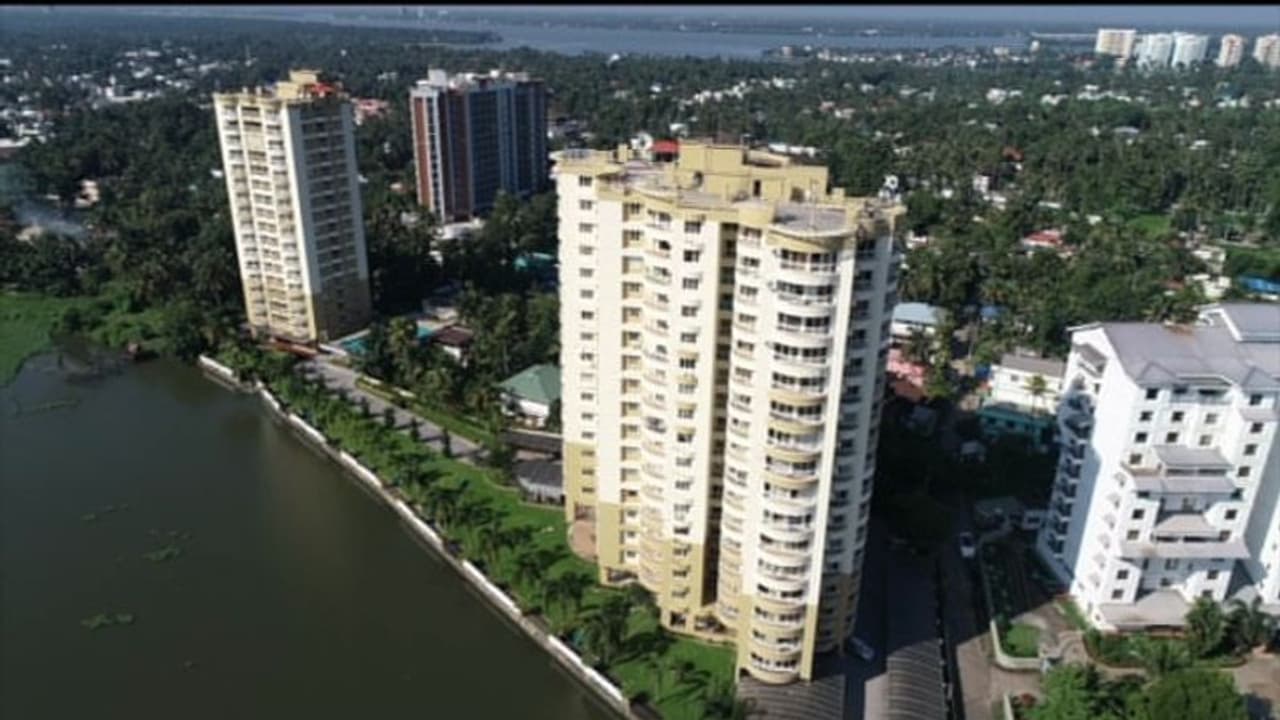 മരട് ഫ്ലാറ്റ് പൊളിക്കൽ; സമീപത്തെ വീടുകളിലെ വിള്ളൽ പൊളിക്കുന്നതിനിടെ സംഭവിച്ചതല്ലെന്ന് സർവാതെ