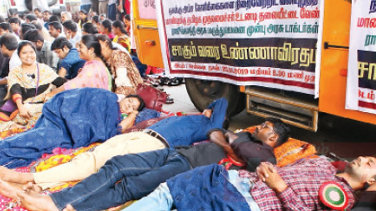 முதலமைச்சர் கடும் எச்சரிக்கை ! போராட்டத்தை வாபஸ் பெற்றுக் கொண்ட டாக்டர்கள் !! முதலமைச்சர் கடும் எச்சரிக்கை ! போராட்டத்தை வாபஸ் பெற்றுக் கொண்ட டாக்டர்கள் !!
