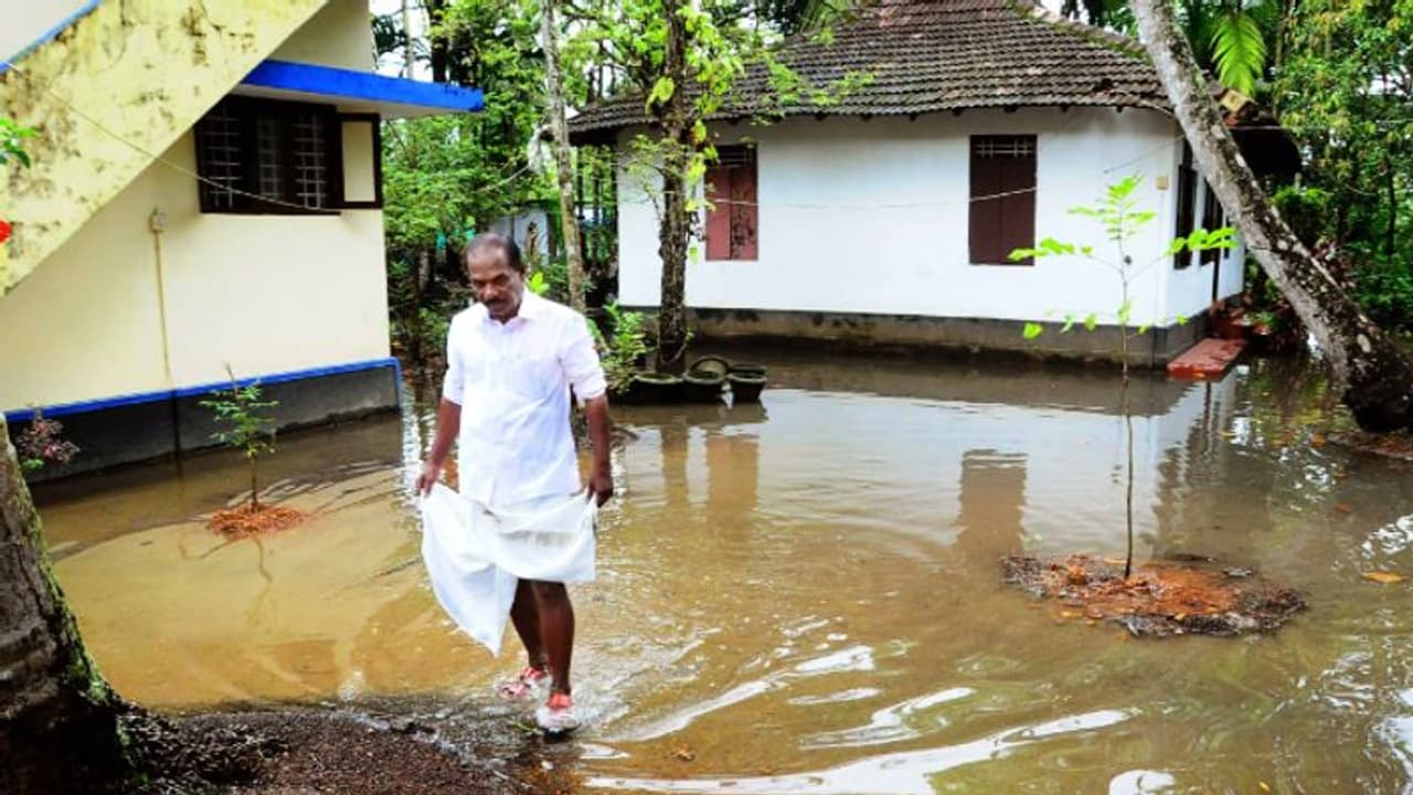 അരൂർ പഞ്ചായത്തിലെ ഏട്ടാം വാർഡില് വെള്ളക്കെട്ട്, മെമ്പറുടെ വീടുള്പ്പടെ ഭീഷണിയില് അരൂർ പഞ്ചായത്തിലെ ഏട്ടാം വാർഡില് വെള്ളക്കെട്ട്, മെമ്പറുടെ വീടുള്പ്പടെ ഭീഷണിയില്