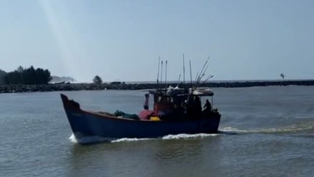 മലയാളികളടക്കം 60 മത്സ്യത്തൊഴിലാളികൾ ലക്ഷദ്വീപിൽ കുടുങ്ങി മലയാളികളടക്കം 60 മത്സ്യത്തൊഴിലാളികൾ ലക്ഷദ്വീപിൽ കുടുങ്ങി