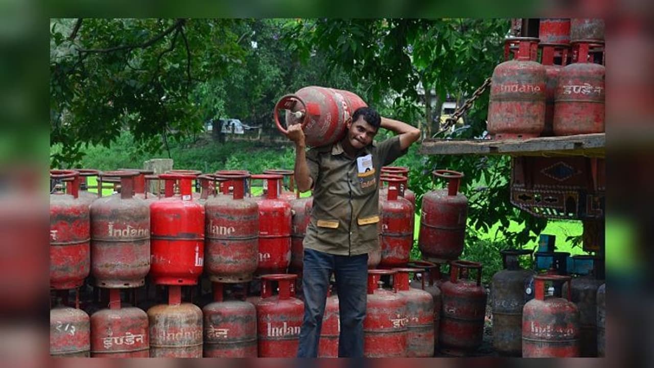 இல்லத்தரசிகளுக்கு அடித்த ஜாக்பாட்.!! வருடத்துக்கு 3 கேஸ் சிலிண்டர் இலவசம்.. ! முதல்வர் அறிவிப்பு !! இல்லத்தரசிகளுக்கு அடித்த ஜாக்பாட்.!! வருடத்துக்கு 3 கேஸ் சிலிண்டர் இலவசம்.. ! முதல்வர் அறிவிப்பு !!