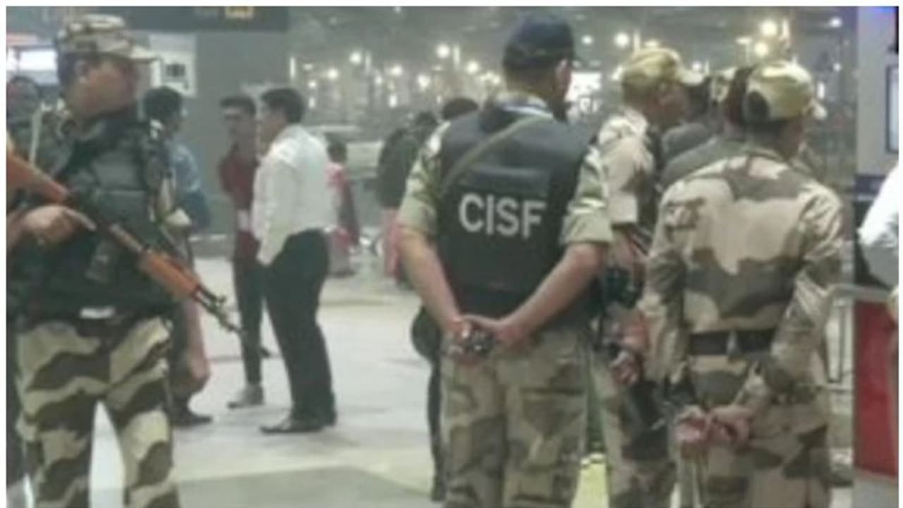 ദില്ലി വിമാനത്താവളത്തില് ഉപേക്ഷിക്കപ്പെട്ട ബാഗില് സ്ഫോടക വസ്തു, ആര്ഡിഎക്സ് എന്ന് സംശയം ദില്ലി വിമാനത്താവളത്തില് ഉപേക്ഷിക്കപ്പെട്ട ബാഗില് സ്ഫോടക വസ്തു, ആര്ഡിഎക്സ് എന്ന് സംശയം