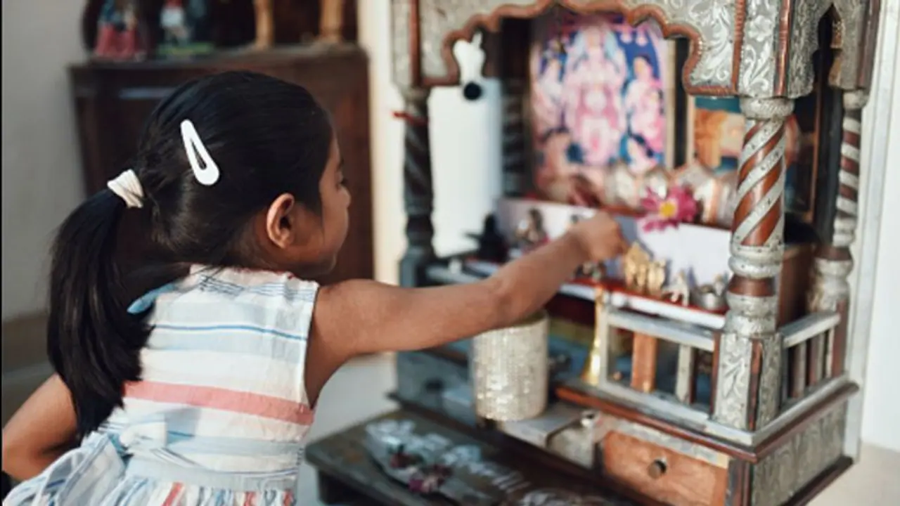 বাড়ির ঠাকুর ঘর এভাবে রাখলে পরিবার সব সময় সুখে থাকে, জেনে নিন বাস্তু বিশেষ নিয়মগুলি