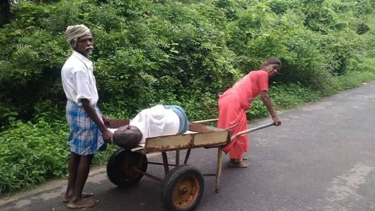 தள்ளுவண்டியில் வைத்து முதியவரை மருத்துவமனைக்கு கூட்டிச்சென்ற பெண்..! யாரும் உதவாமல் புகைப்படம் எடுத்த நிலையில் உயிரிழந்த பரிதாபம்..! தள்ளுவண்டியில் வைத்து முதியவரை மருத்துவமனைக்கு கூட்டிச்சென்ற பெண்..! யாரும் உதவாமல் புகைப்படம் எடுத்த நிலையில் உயிரிழந்த பரிதாபம்..!