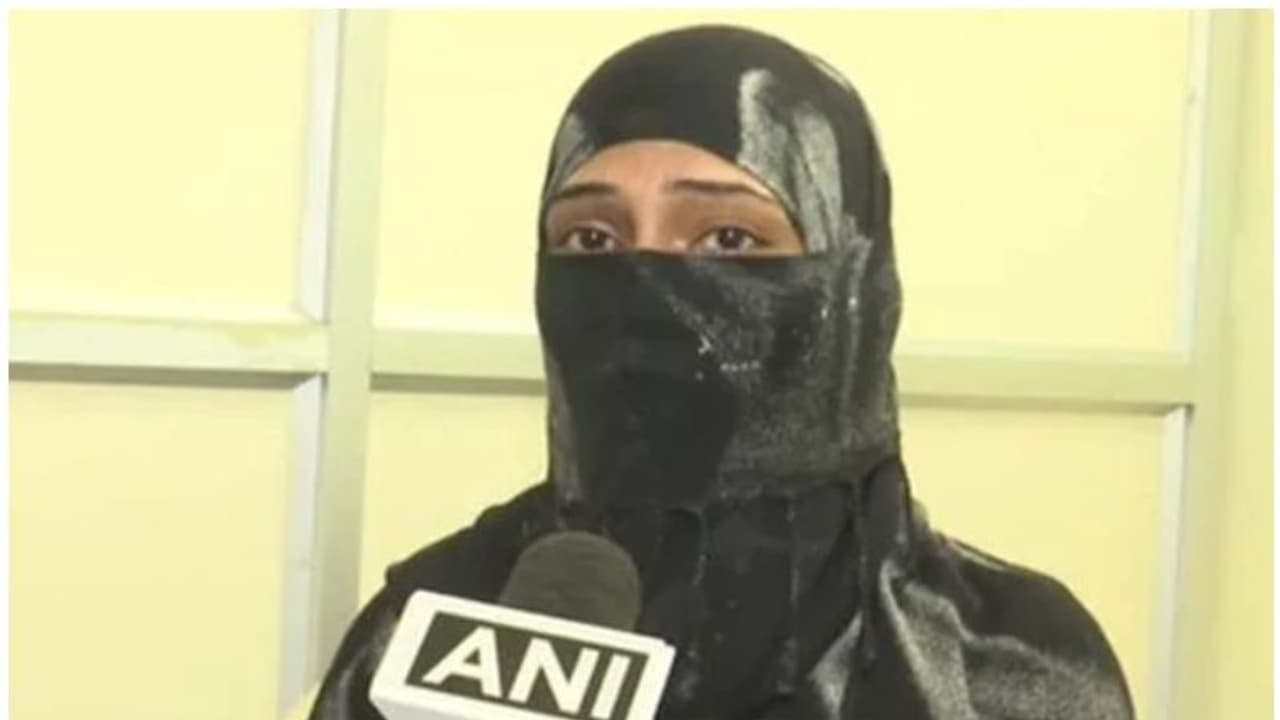 പല്ല് നിരയൊത്തതല്ല; യുവതിയെ മൊഴി ചൊല്ലി ഭർത്താവ് പല്ല് നിരയൊത്തതല്ല; യുവതിയെ മൊഴി ചൊല്ലി ഭർത്താവ്