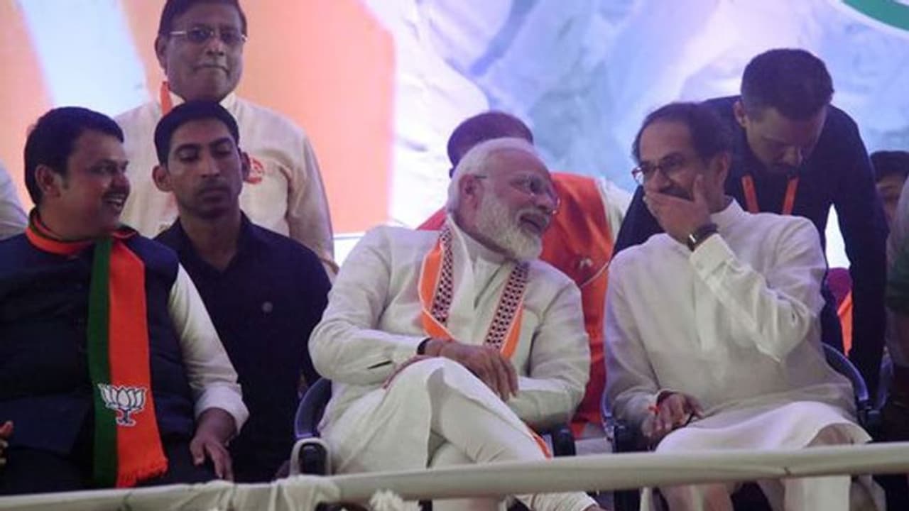 மோடிக்கு கண்ணாமூச்சு காட்டும் சிவசேனா... சைடு கேப்பில் கோல் போடும் காங்கிரஸ்...!