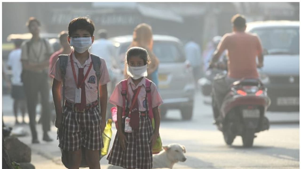 ఢిల్లీ కాలుష్యం: హెల్త్ ఎమర్జెన్సీ విధింపు.. స్కూళ్లకు సెలవులు, మాస్క్‌లు తప్పనిసరి