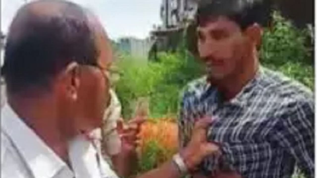 ಬೈಕ್ ಸವಾರನನ್ನು ಹಿಗ್ಗಾ ಮುಗ್ಗ ಎಳೆ​ದಾ​ಡಿದ ಪೊಲೀಸ್..!