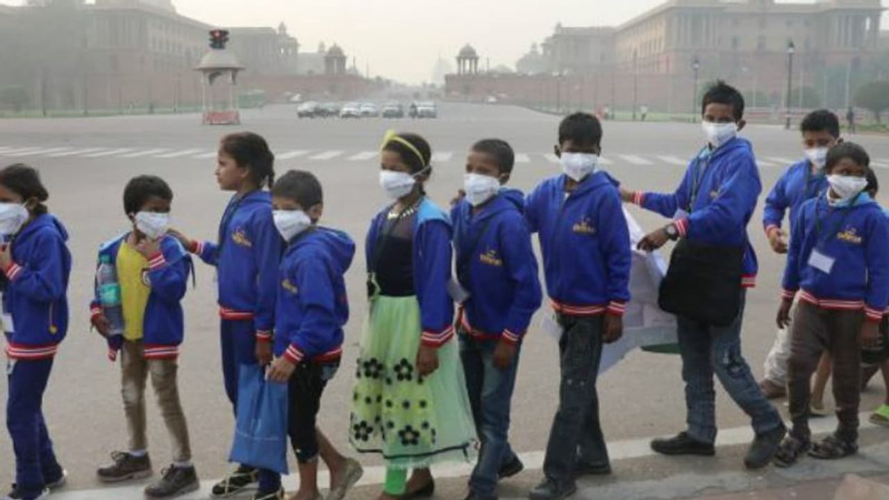 प्रदूषण: दिल्ली में हेल्थ इमरजेंसी घोषित, 5 नवंबर तक सभी स्कूल बंद, निर्माण पर रोक; पटाखों पर भी बैन प्रदूषण: दिल्ली में हेल्थ इमरजेंसी घोषित, 5 नवंबर तक सभी स्कूल बंद, निर्माण पर रोक; पटाखों पर भी बैन