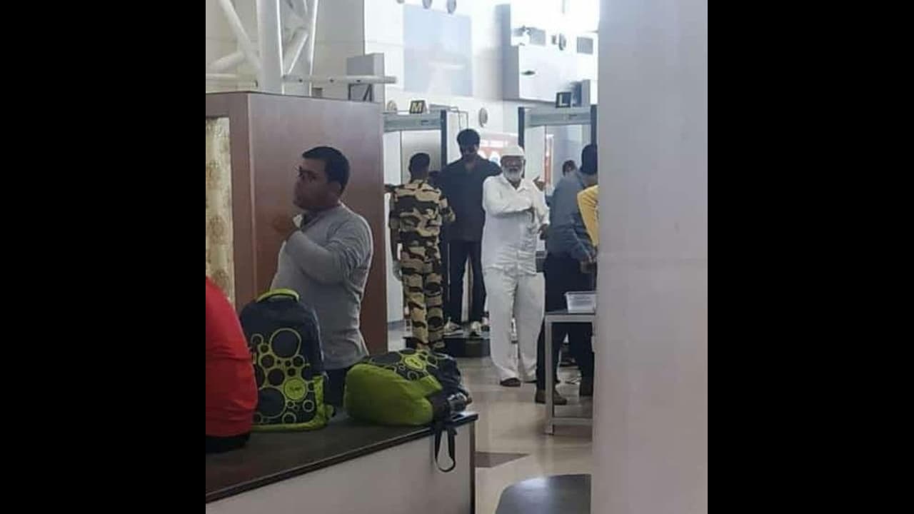 டெல்லி போற போட்டோவுக்கே இவ்வளவு லைக்குன்னா... பட வெளியான என்ன ஆகும்... மீண்டும், மீண்டும் மாஸ் காட்டும் விஜய் ..!