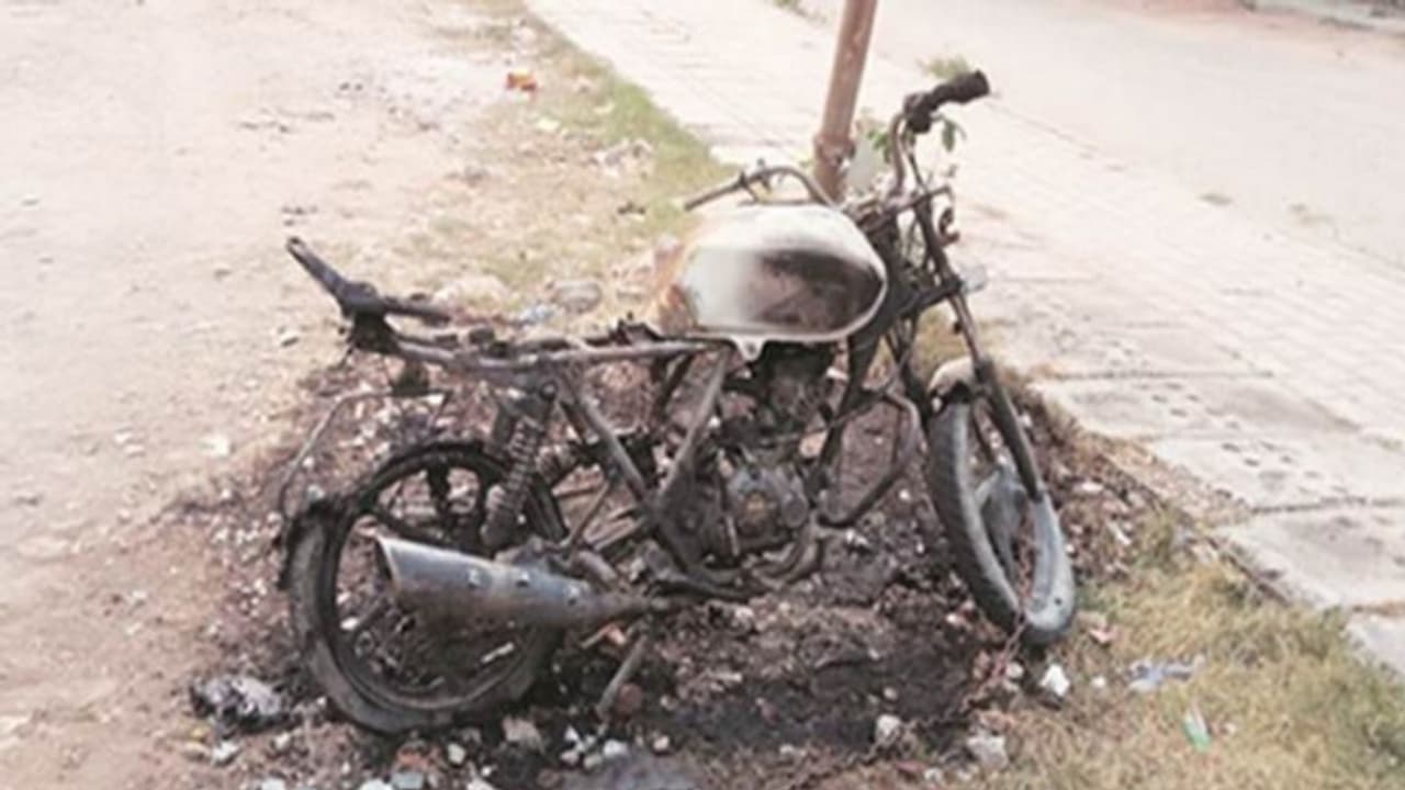 चालान को लेकर पुलिस से हुई ऐसी बहस कि, युवक ने बीच सड़क पर ही लगा दी बाइक को आग चालान को लेकर पुलिस से हुई ऐसी बहस कि, युवक ने बीच सड़क पर ही लगा दी बाइक को आग