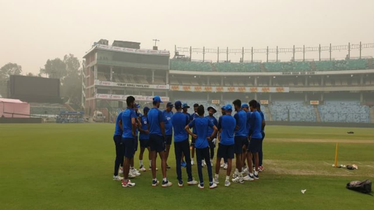 দূষণকে বুড়ো আঙুল দেখালেন ভারতীয় দলের ব্যাটিং কোচ বিক্রম রাঠোর