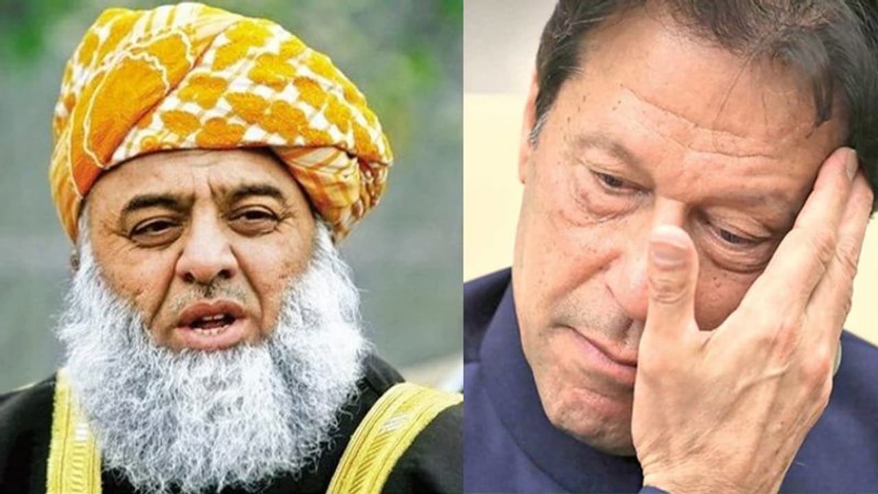लंबी दाढ़ी, सिर पर पगड़ी.. कौन है यह शख्स, जिसने इमरान की सत्ता को उखाड़ फेंकने की कसम खाई है लंबी दाढ़ी, सिर पर पगड़ी.. कौन है यह शख्स, जिसने इमरान की सत्ता को उखाड़ फेंकने की कसम खाई है