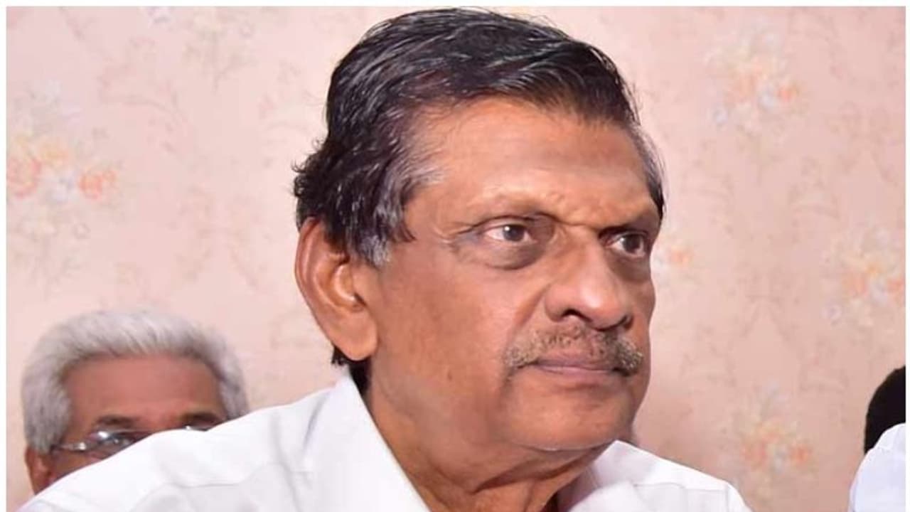 'ട്രാക്ടർ ഓടിക്കുന്ന കർഷകൻ' ആർക്കൊപ്പം; ചിഹ്നത്തെച്ചൊല്ലി ചങ്ങനാശ്ശേരിയിൽ തർക്കം 'ട്രാക്ടർ ഓടിക്കുന്ന കർഷകൻ' ആർക്കൊപ്പം; ചിഹ്നത്തെച്ചൊല്ലി ചങ്ങനാശ്ശേരിയിൽ തർക്കം