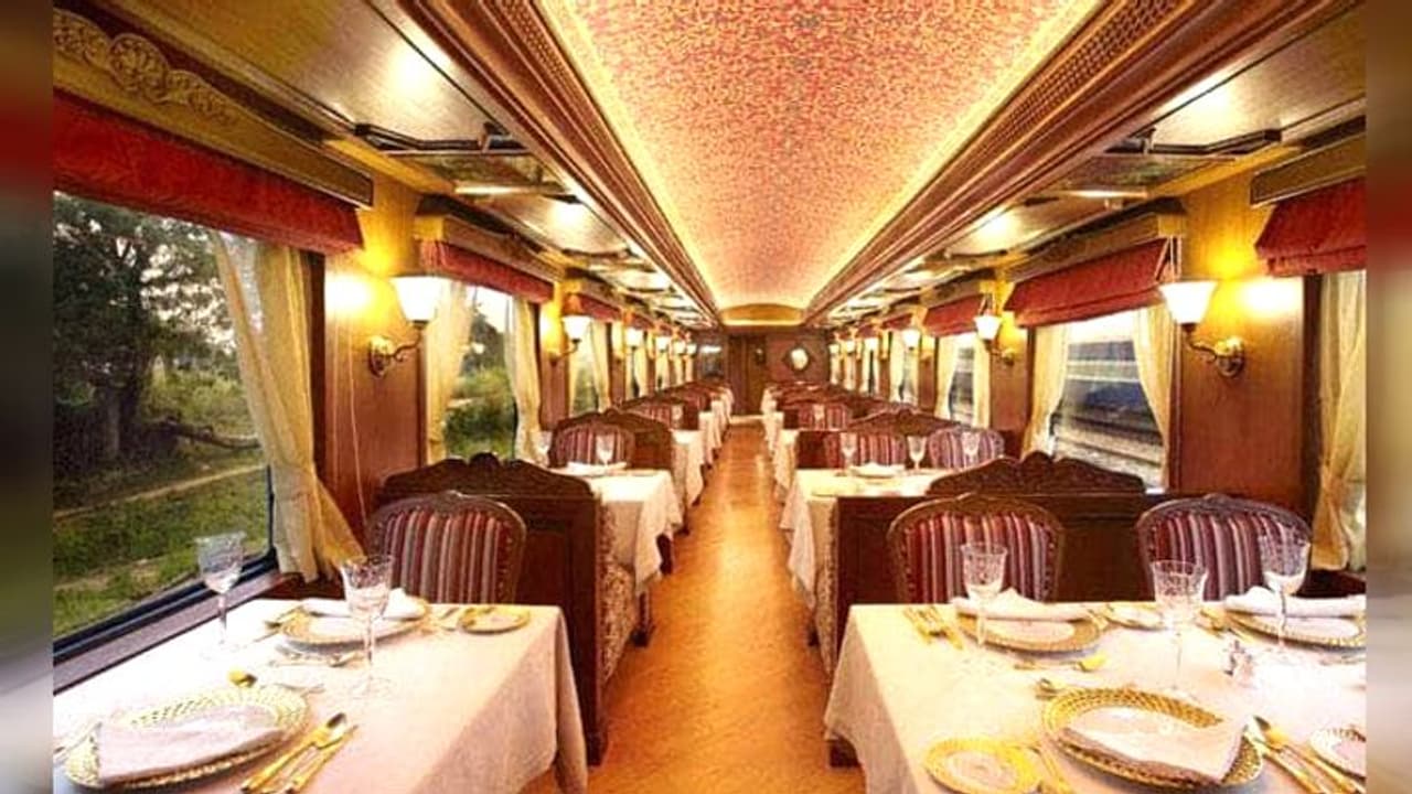 सोने के बर्तन में देते हैं खाना, 16 लाख रुपए तक है शाही ट्रेन का किराया, देखें Inside तस्वीरें सोने के बर्तन में देते हैं खाना, 16 लाख रुपए तक है शाही ट्रेन का किराया, देखें Inside तस्वीरें