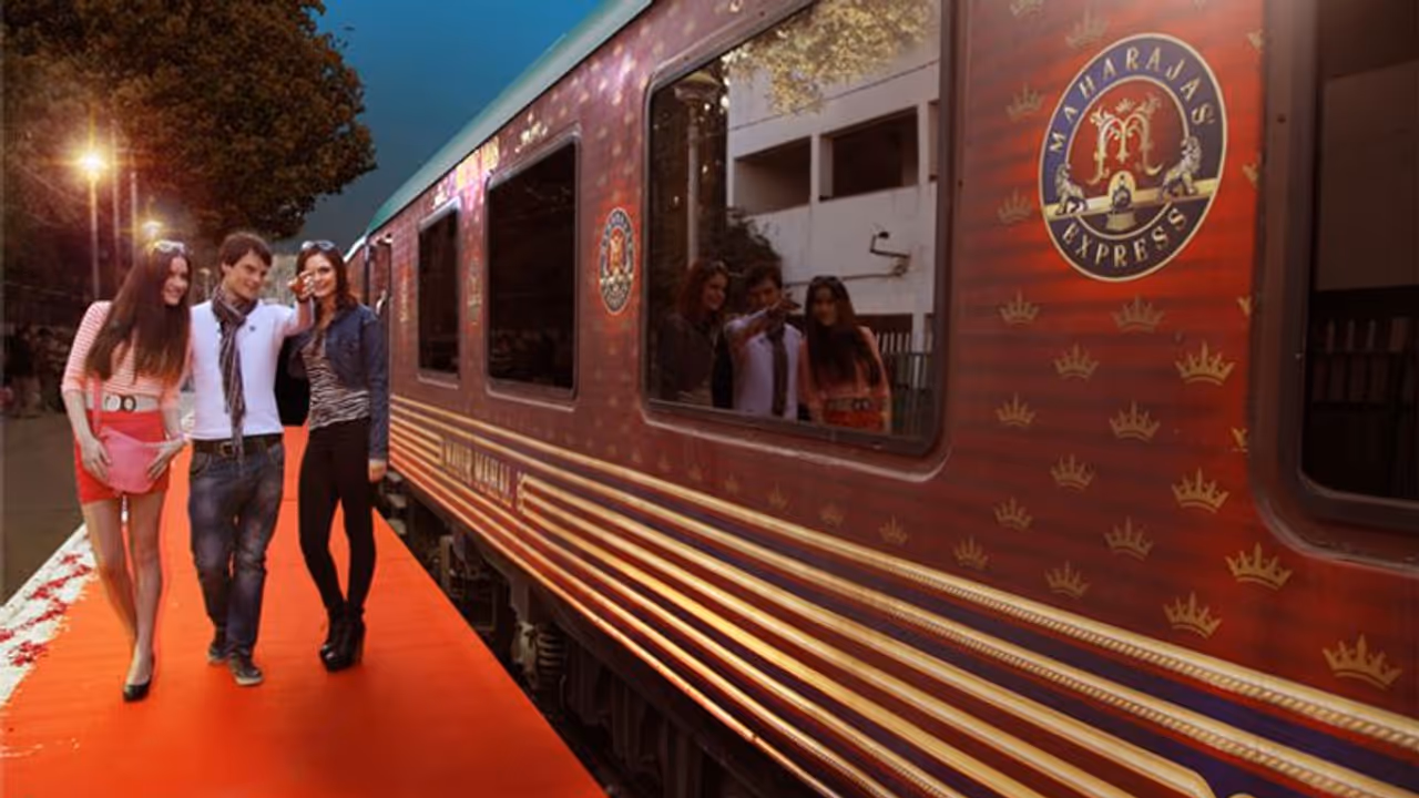 ഇന്ത്യയിലെ ഏറ്റവും ചെലവേറിയ ട്രെയിൻ യാത്ര, ടിക്കറ്റിന് 19 ലക്ഷം, കാണാം മഹാരാജാസ് കോച്ചിലെ ഉൾവശം വീഡിയോ ഇന്ത്യയിലെ ഏറ്റവും ചെലവേറിയ ട്രെയിൻ യാത്ര, ടിക്കറ്റിന് 19 ലക്ഷം, കാണാം മഹാരാജാസ് കോച്ചിലെ ഉൾവശം വീഡിയോ