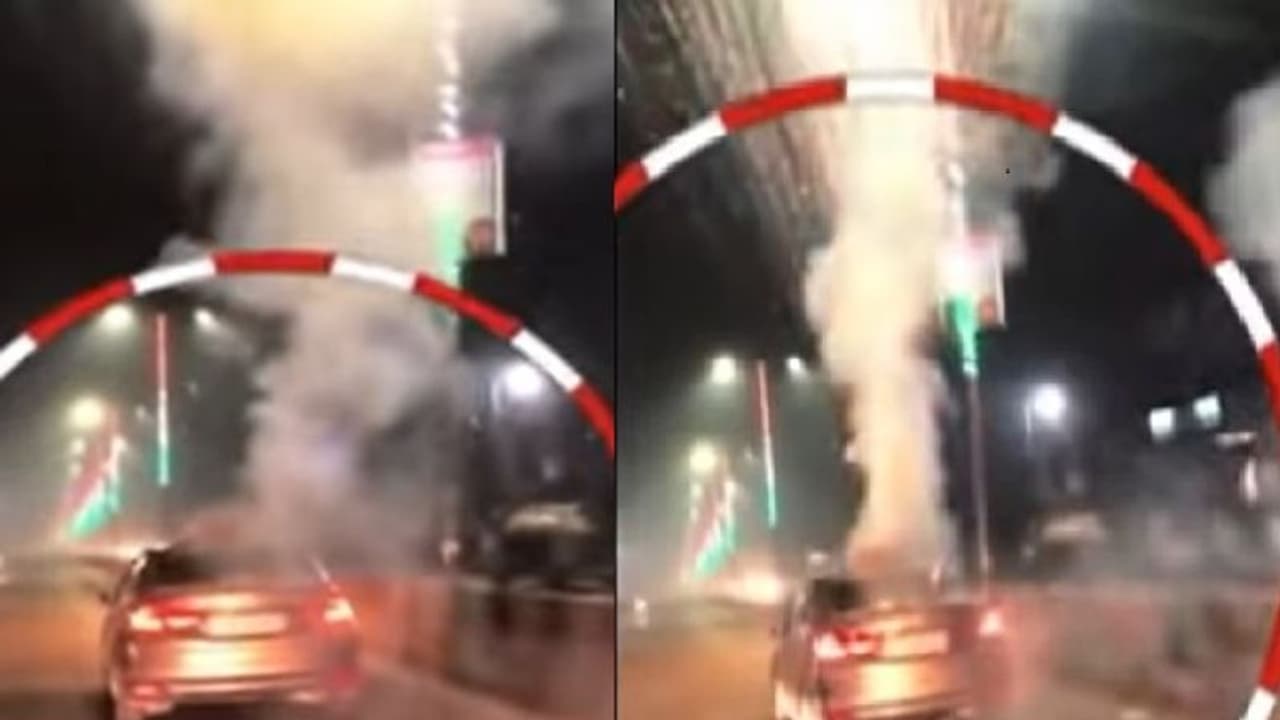 ಚಲಿಸುತ್ತಿದ್ದ ಕಾರಿನಲ್ಲಿ ದೀಪಾವಳಿ ಪಟಾಕಿ; ಮಾಲೀಕನ ವಿರುದ್ಧ ಕೇಸ್!