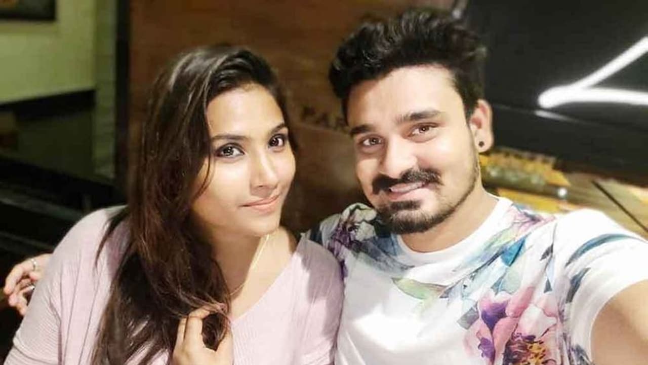 மறுமணத்திற்கு ரெடியான விஜய் டிவி மைனா! பிரபல சீரியல் நடிகருடன் திருமண நிச்சயம்! மறுமணத்திற்கு ரெடியான விஜய் டிவி மைனா! பிரபல சீரியல் நடிகருடன் திருமண நிச்சயம்!