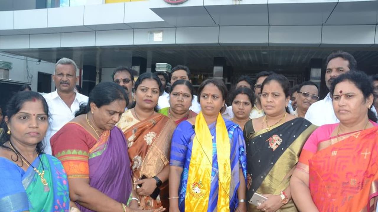 రోజా చెప్పిన జగన్ గన్ను కాదు.. అట్ట తుపాకీ : టీడీపీ నేత పంచుమర్తి అనురాధ వ్యాఖ్యలు