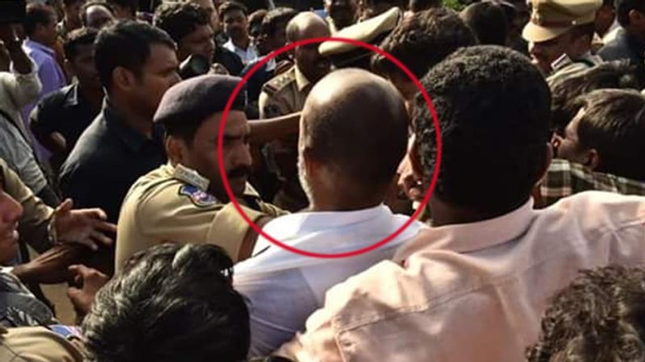 ఏసీపీ దాడి: స్పీకర్‌కు ప్రివిలేజ్ మోషన్ ఇచ్చిన కరీంనగర్ ఎంపీ బండి సంజయ్