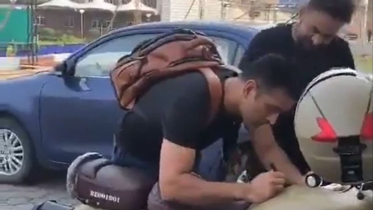 ಅಭಿಮಾನಿಗೆ ಸ್ಪೆಷಲ್ ಗಿಫ್ಟ್ ನೀಡಿದ ಧೋನಿ! ಅಭಿಮಾನಿಗೆ ಸ್ಪೆಷಲ್ ಗಿಫ್ಟ್ ನೀಡಿದ ಧೋನಿ!