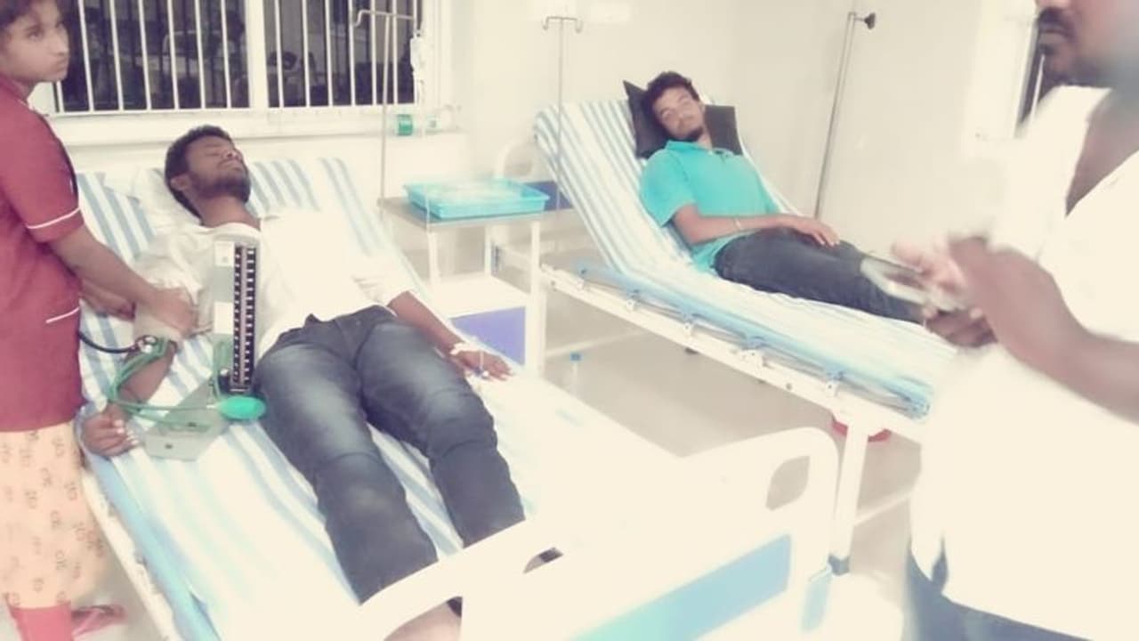 Karimnagar Bandh video: పోలీస్ లాఠీచార్జీ... ఏబీవీపీ నాయకుడికి తీవ్ర గాయాలు Karimnagar Bandh video: పోలీస్ లాఠీచార్జీ... ఏబీవీపీ నాయకుడికి తీవ్ర గాయాలు