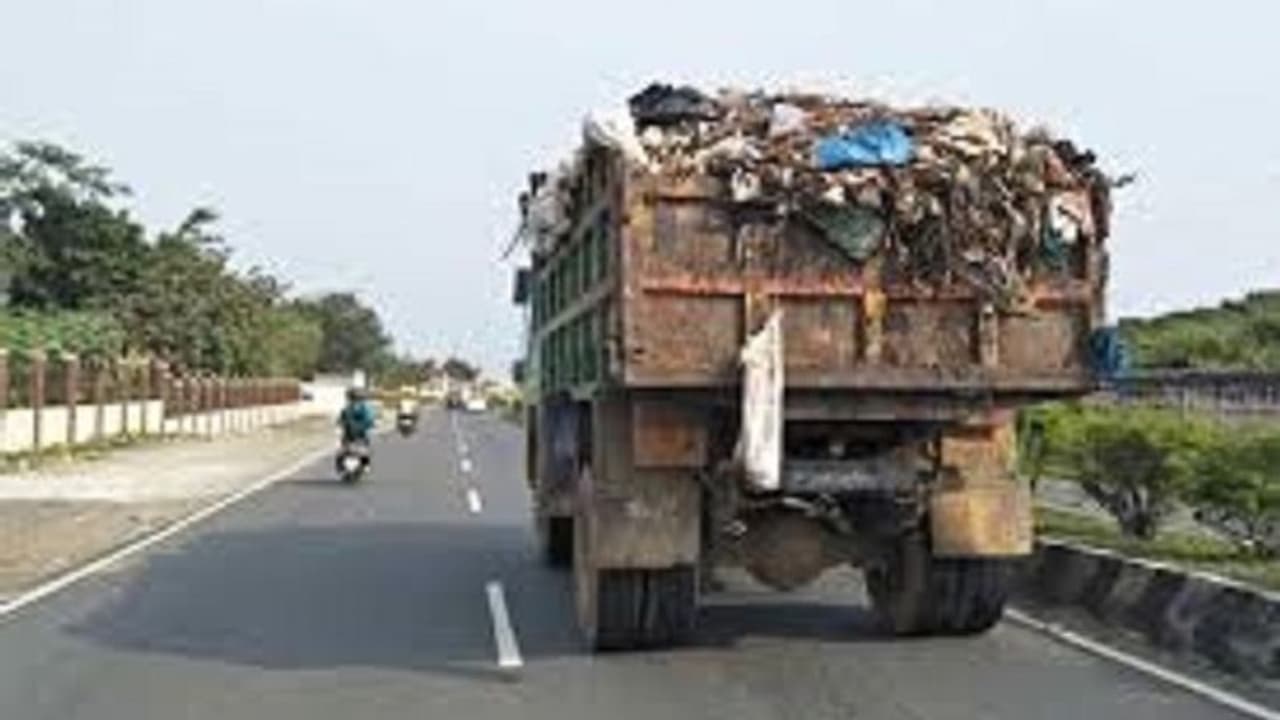 ರಾತ್ರೋ ರಾತ್ರಿ ಕಳ್ಳನಂತೆ ಕೃಷಿ ಭೂಮಿಯಲ್ಲಿ ಕಸ ಎಸೆದು ಬರ್ತಿದೆ BBMP ಲಾರಿ..! ರಾತ್ರೋ ರಾತ್ರಿ ಕಳ್ಳನಂತೆ ಕೃಷಿ ಭೂಮಿಯಲ್ಲಿ ಕಸ ಎಸೆದು ಬರ್ತಿದೆ BBMP ಲಾರಿ..!