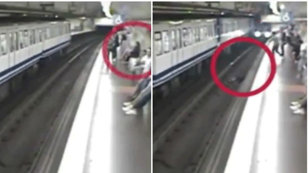 మెట్రో స్టేషన్ లో మహిళ నిర్వాకం... ఫోన్ చుస్తూ.. పట్టాలపైకి(వీడియో) మెట్రో స్టేషన్ లో మహిళ నిర్వాకం... ఫోన్ చుస్తూ.. పట్టాలపైకి(వీడియో)