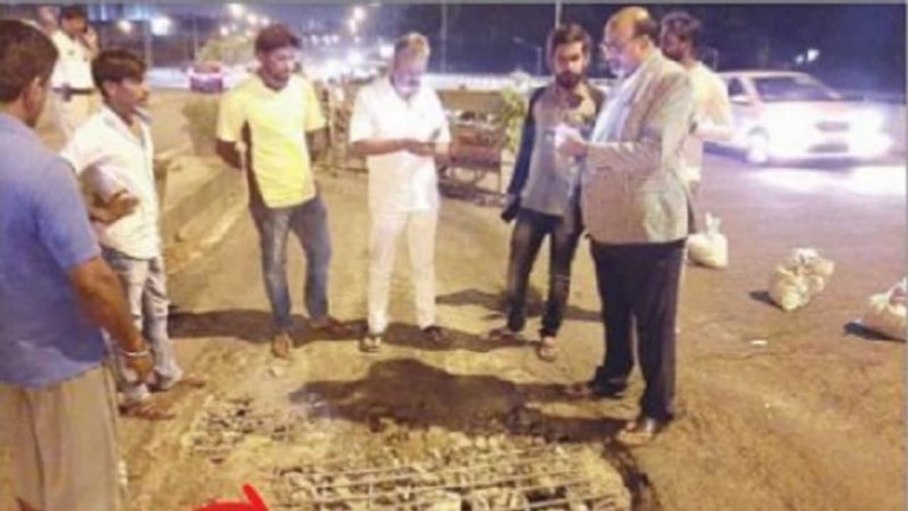 ಸುಮನಹಳ್ಳಿ ಮೇಲ್ಸೇತುವೆಯಲ್ಲಿ ಗುಂಡಿ, ವಾಹನ ಸವಾರರೇ ಹುಷಾರ್..! ಸುಮನಹಳ್ಳಿ ಮೇಲ್ಸೇತುವೆಯಲ್ಲಿ ಗುಂಡಿ, ವಾಹನ ಸವಾರರೇ ಹುಷಾರ್..!