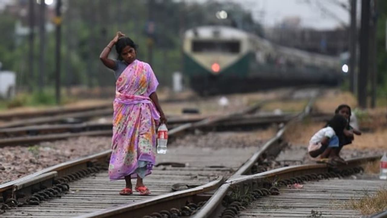 প্রকাশ্যে প্রাতঃকৃত্য, ২০টি পরিবারের রেশন বন্ধ করে শাস্তি ওড়িশার পঞ্চায়েতের প্রকাশ্যে প্রাতঃকৃত্য, ২০টি পরিবারের রেশন বন্ধ করে শাস্তি ওড়িশার পঞ্চায়েতের