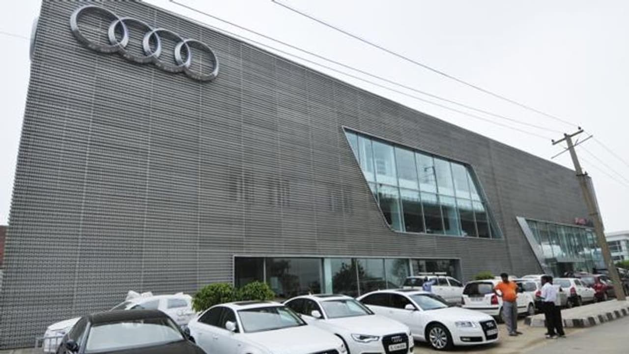 ఆడికార్లపై అదిరిపోయే బంపర్ ఆఫర్.... ఆడికార్లపై అదిరిపోయే బంపర్ ఆఫర్....