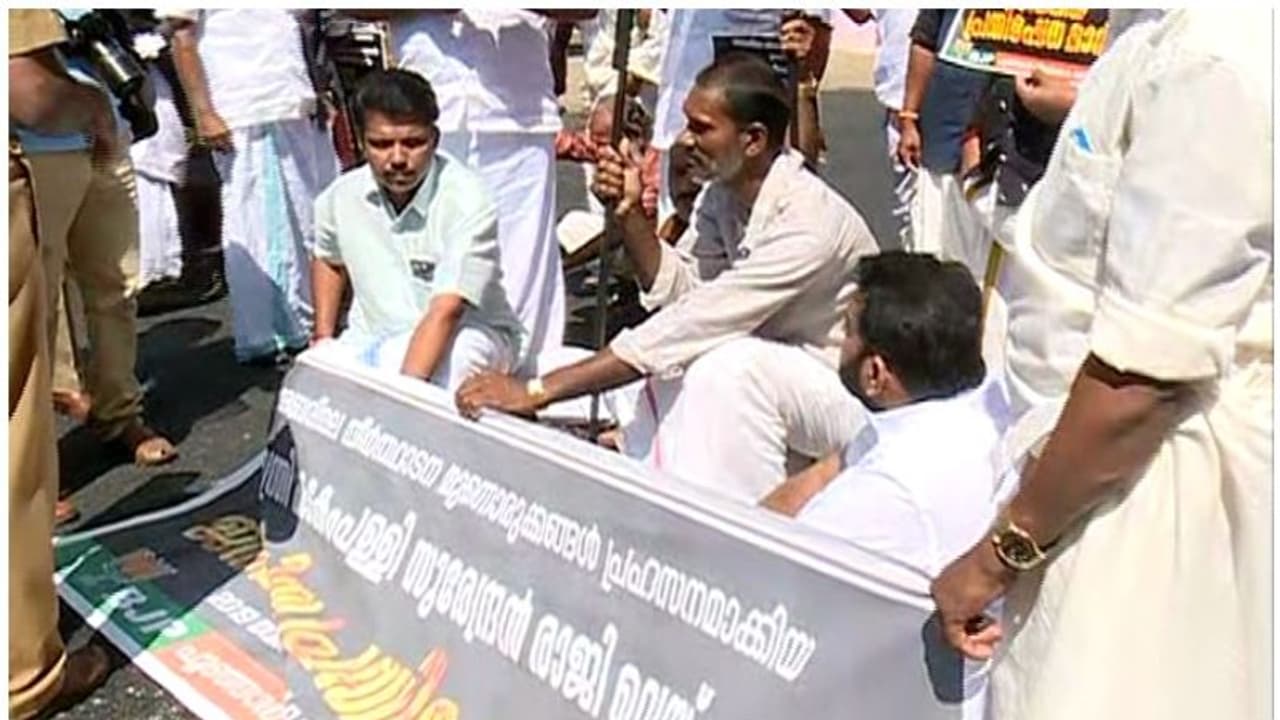 ശബരിമല അവലോകനം: കടകംപള്ളി സുരേന്ദ്രനെതിരെ എരുമേലിയിൽ ബിജെപിയുടെ കരിങ്കൊടി പ്രതിഷേധം ശബരിമല അവലോകനം: കടകംപള്ളി സുരേന്ദ്രനെതിരെ എരുമേലിയിൽ ബിജെപിയുടെ കരിങ്കൊടി പ്രതിഷേധം