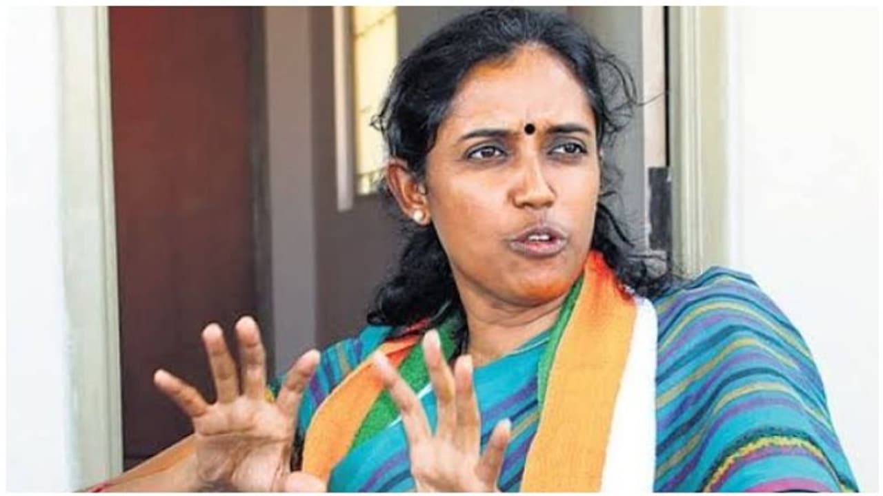 வாக்குப்பதிவு இயந்திரங்களில் தாமரை சின்னத்தில் வாக்கு.. பலத்த சந்தேகம் கிளப்பும் ஜோதிமணி..! வாக்குப்பதிவு இயந்திரங்களில் தாமரை சின்னத்தில் வாக்கு.. பலத்த சந்தேகம் கிளப்பும் ஜோதிமணி..!