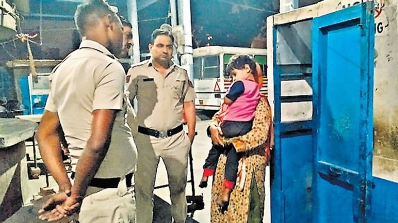 मार्मिक कहानीः 5 साल की बेटी ने पूछा क्या अब हम इसी बस स्टॉप पर रहेंगे, मां के पास नहीं था कोई जवाब मार्मिक कहानीः 5 साल की बेटी ने पूछा क्या अब हम इसी बस स्टॉप पर रहेंगे, मां के पास नहीं था कोई जवाब