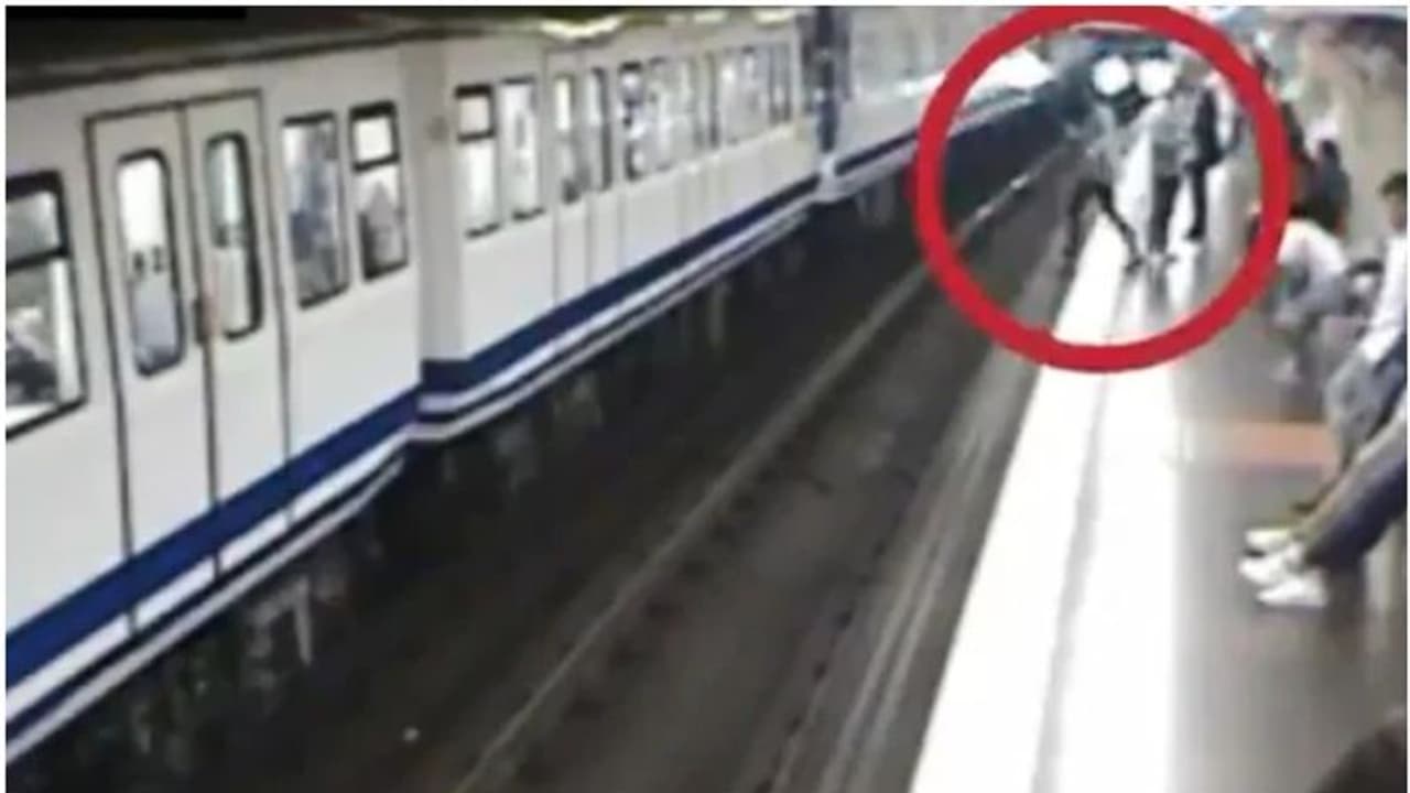 മൊബൈലില് നിന്ന് കണ്ണെടുക്കാതെ നടന്ന യുവതി പാഞ്ഞുവരുന്ന ട്രെയിനിന് മുന്നില് വീണു; പിന്നീട് നടന്നത് മൊബൈലില് നിന്ന് കണ്ണെടുക്കാതെ നടന്ന യുവതി പാഞ്ഞുവരുന്ന ട്രെയിനിന് മുന്നില് വീണു; പിന്നീട് നടന്നത്