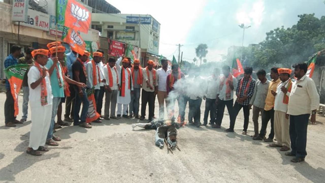 బండి సంజయ్ పై ఏసీపీ దాడి: బిజెపి రాస్తారోకో, దిష్టిబొమ్మ దగ్ధం