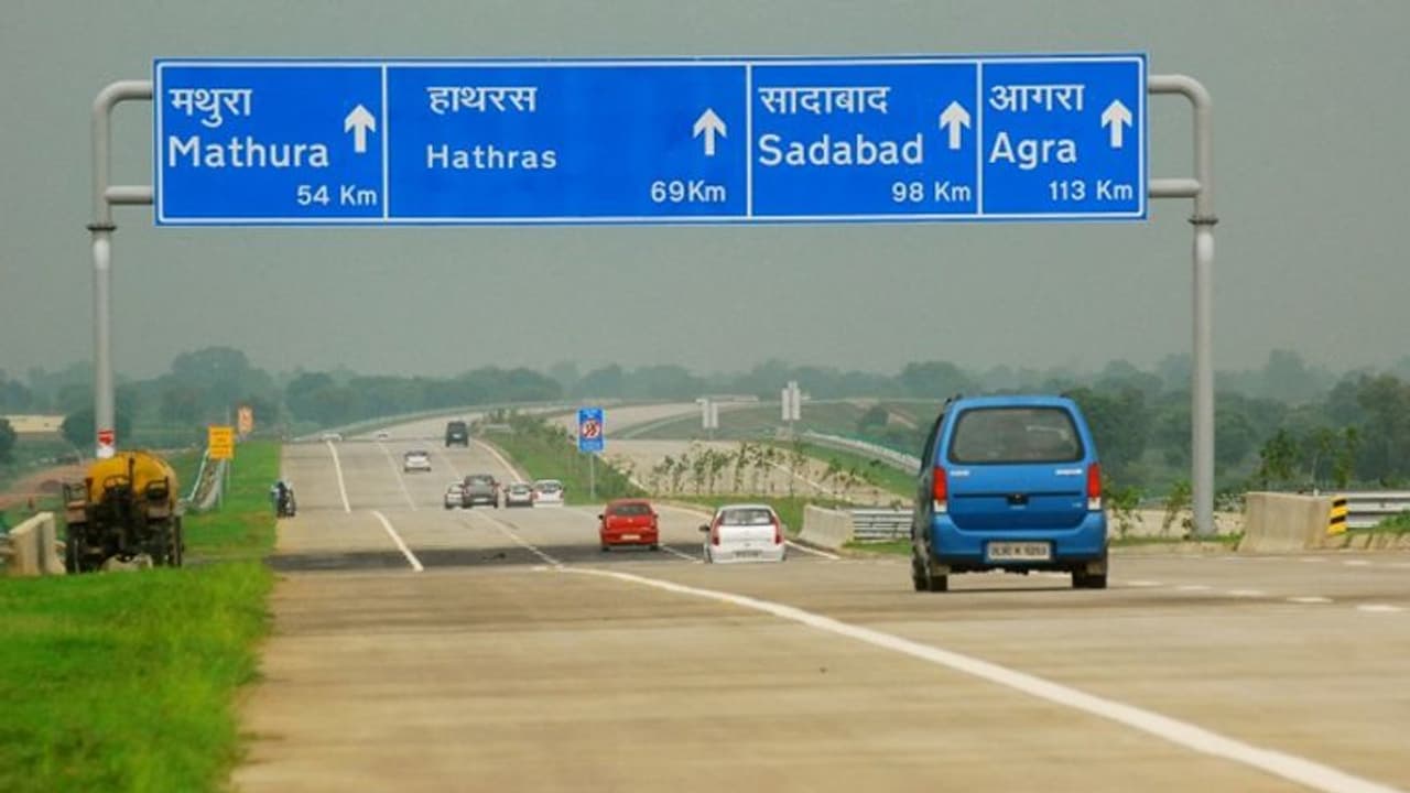 ताज नगरी में हाइवे बनने की वजह से धूल ही धूल, NHAI पर लगा 6.84 करोड़ रुपए का जुर्माना ताज नगरी में हाइवे बनने की वजह से धूल ही धूल, NHAI पर लगा 6.84 करोड़ रुपए का जुर्माना