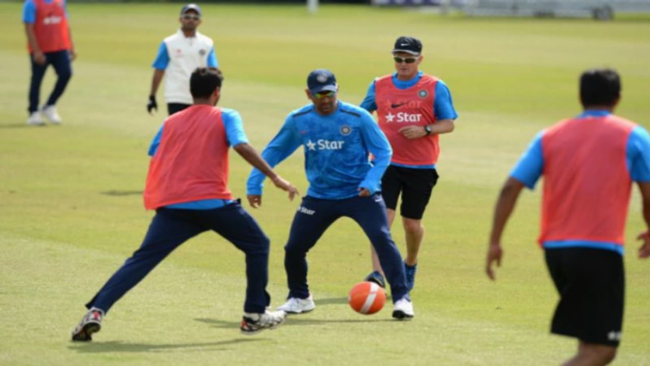 ক্রিকেটার ধোনিকে ফুটবলার বানিয়ে দিলেন তাঁর রাজ্যের মুখ্যমন্ত্রী রঘুবর দাস