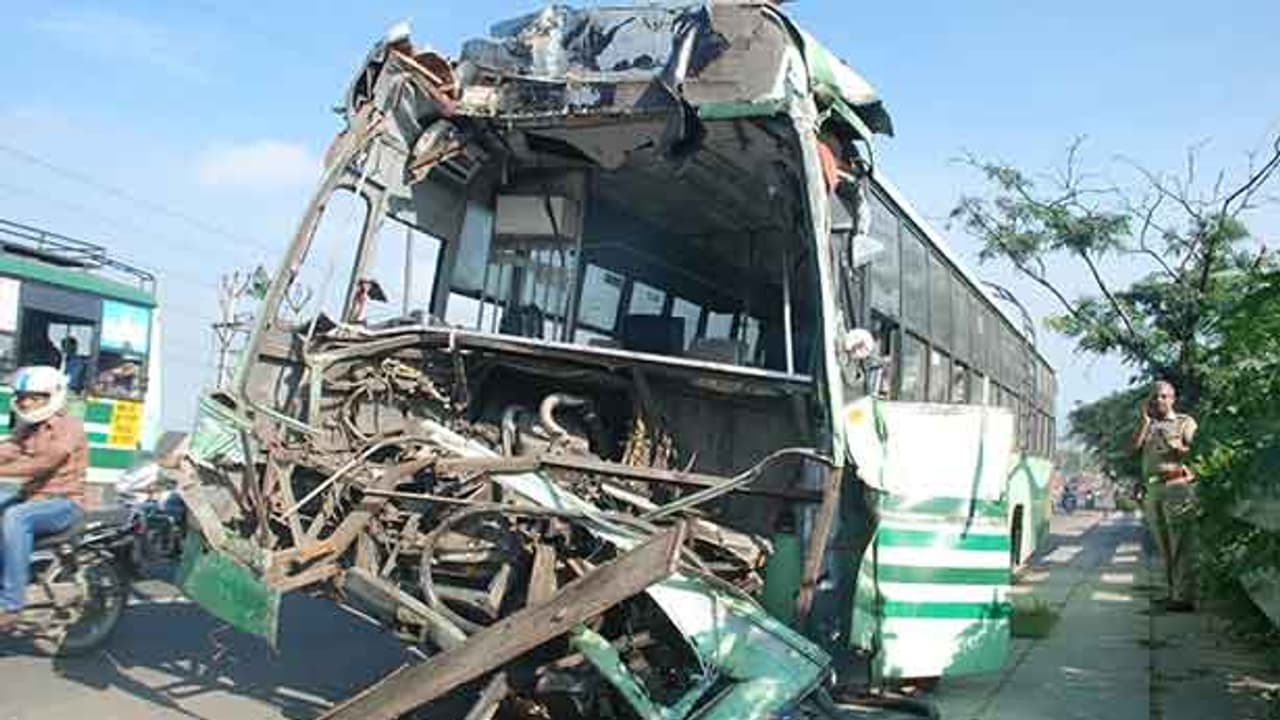 கண்டெய்னர் லாரி மீது பயங்கரமாக மோதிய அரசு பேருந்து..! தலை நசுங்கி ரத்தவெள்ளத்தில் நடத்துநர் பலி..! கண்டெய்னர் லாரி மீது பயங்கரமாக மோதிய அரசு பேருந்து..! தலை நசுங்கி ரத்தவெள்ளத்தில் நடத்துநர் பலி..!