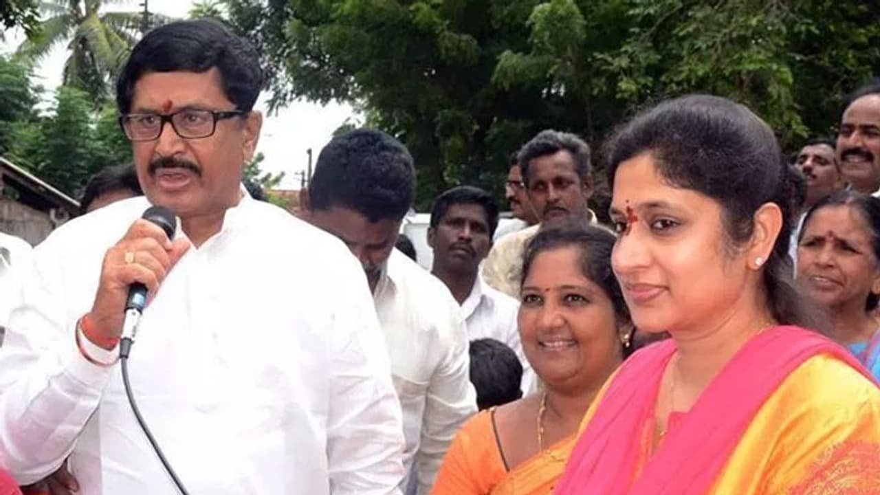 చంద్రబాబుకు మురళీ మోహన్ కోడలు షాక్: మామకు వ్యతిరేకంగా...టీడీపీకి దూరంగా చంద్రబాబుకు మురళీ మోహన్ కోడలు షాక్: మామకు వ్యతిరేకంగా...టీడీపీకి దూరంగా